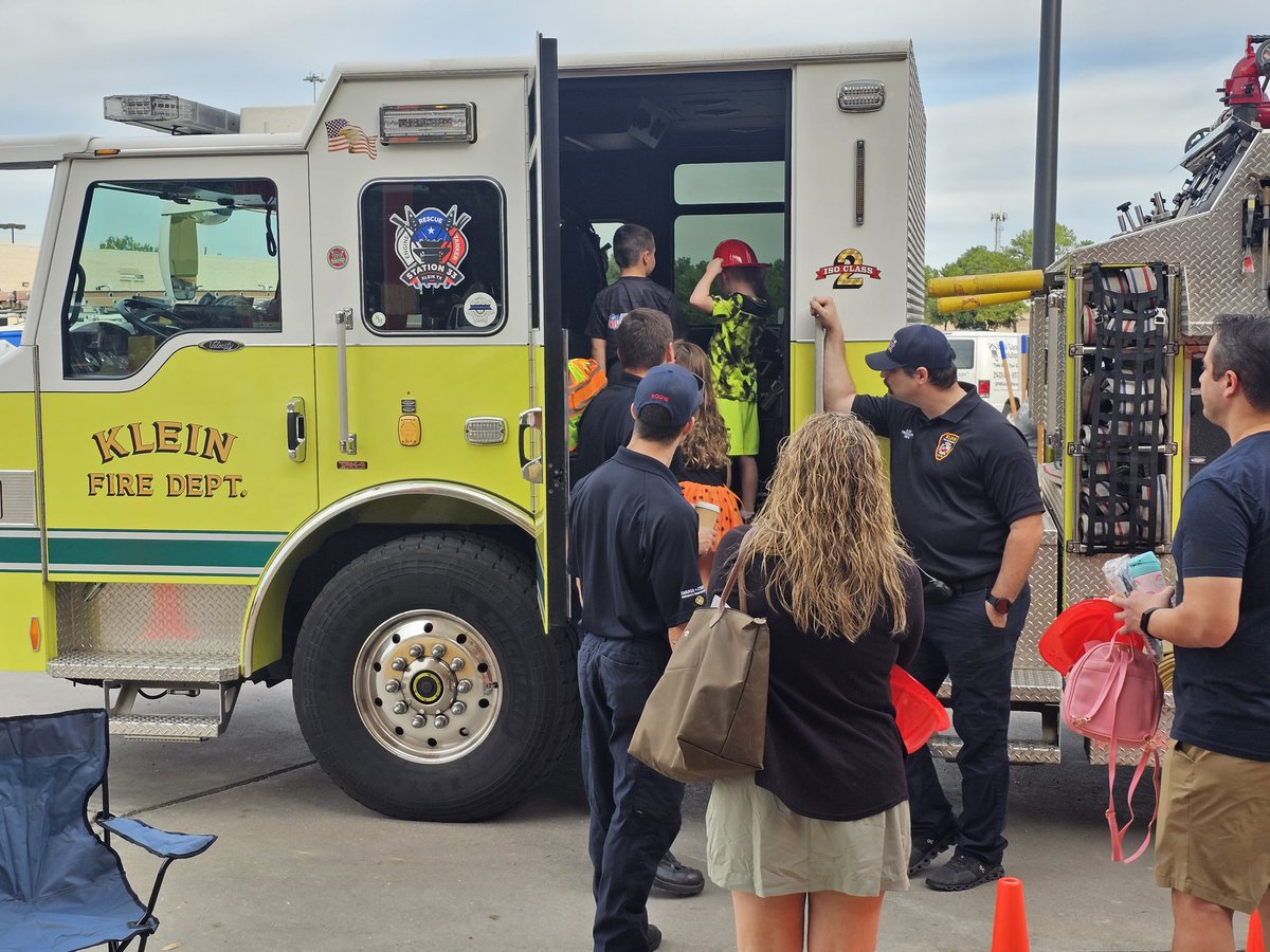 6512-kids workshop.   Oct safety month, we had a special guest today.  Thanks to the fire department 🚒  that came and spent time with us. <a href="/GreggO6512/">Ortiz</a> <a href="/Alma_OrtaTHD/">Alma Orta</a>