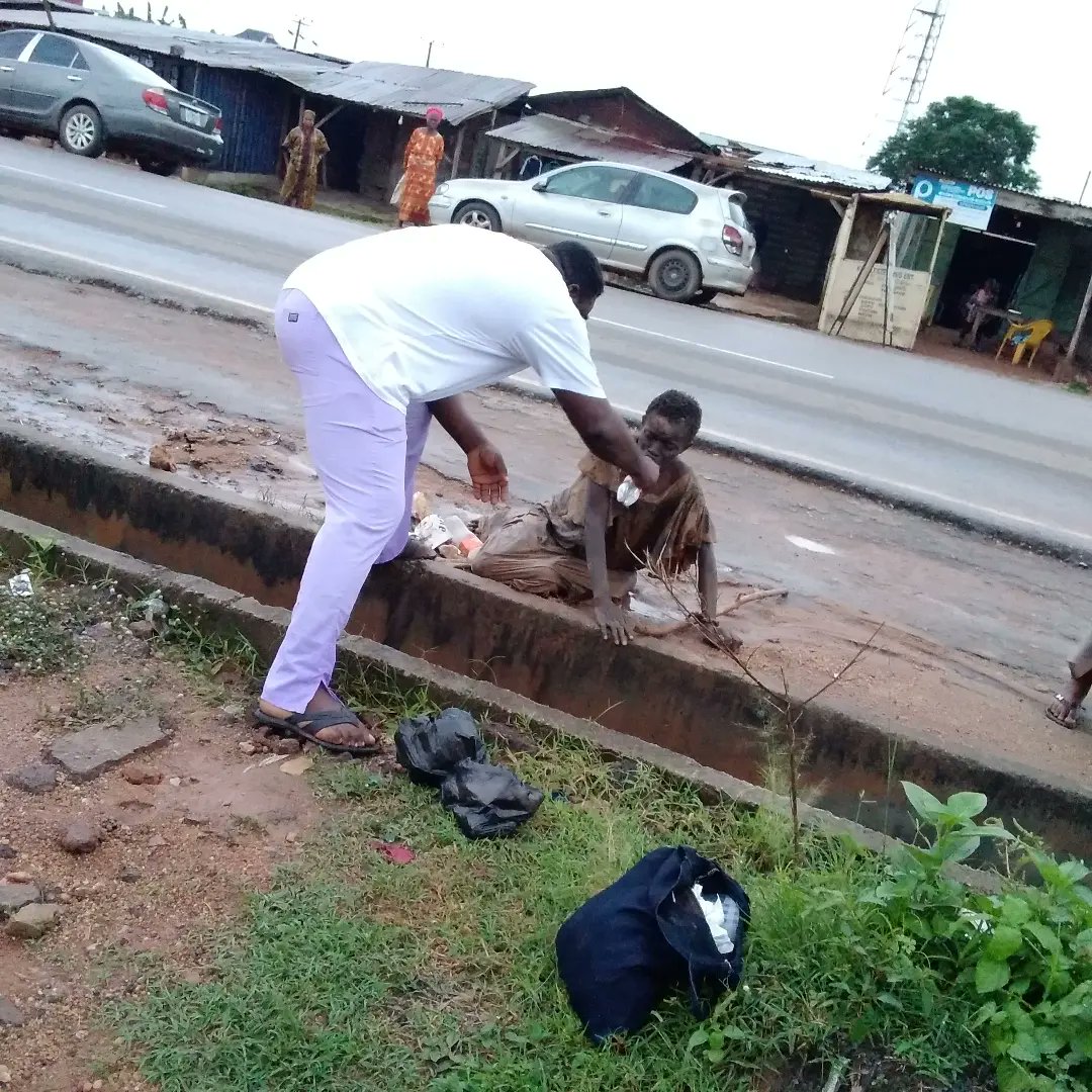 NigerianSpider1's tweet image. At Osogbo, as I was walking yesterday I saw this mad woman by the side of the road and she have been in the sun, rain, in the dark night for over four days. She was crushed by not just one hit and run drivers.
@instablog9ja @Adeghoke101 @Aeiou_Xo @dherahrose @mufasatednut