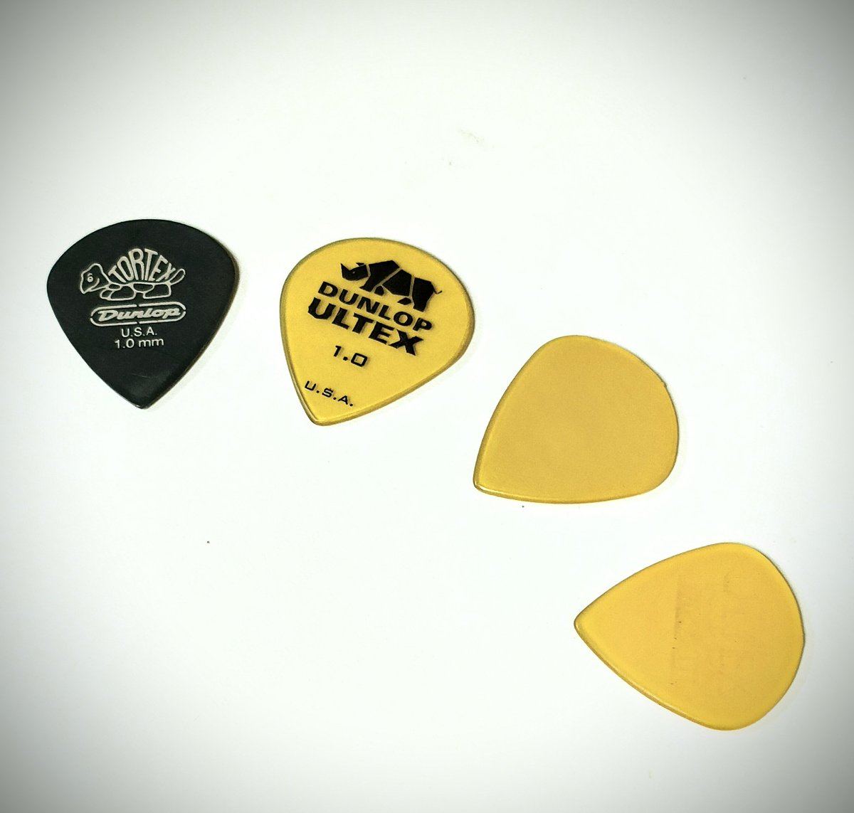 RuneGuitar's tweet photo. まだ悩んでます。
ジムダンロップultexはjazz3サイズだと1.38mm厚しかないので、ティアドロップの1.0mmを小さくしてみた。もう一つ1.38を1.2mmまで薄くして試してみる。
#jimdunlop
#ultex #jazz3
https://t.co/5Dq3QqRU3q https://t.co/3uUV7a2sFT