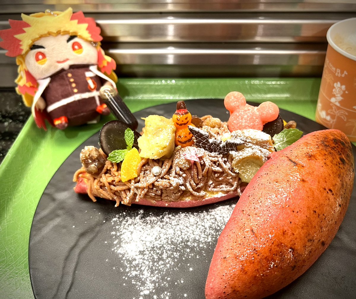 uni_010203's tweet photo. カフェ全落ちたので、「煉獄さんのパンだ！」って思ったやつ食べに来た。
芋の皮の焦げ目がリアル。
ここでのイートインあんまりしないけど、今日外雨降りそうだからなぁ。
パン屋は1時間待ち。
3連休中日に、こんなとこ来ようとするとそうなるんだ。知ってた。 https://t.co/VnVjMEEqCm