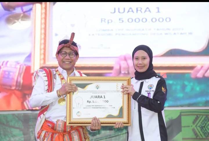 Vanroe1001's tweet photo. *#SeptariaYusnaeniKeren*
*#Juara1TPPInspiratif*
*#JatimBangkit*
Selamat kepada Septaria atas penghargaan pendamping inovatif dari Gus Menteri. Keren 
@halimiskandarnu
@taufikmadjid71
@yusradaridesa 
@Kemendespdtt
@tppkemendes
@Septaria_Yus
@WillyamBrams
@Arie_Asharie
@Vanroe1001 https://t.co/egwbAhoOZC