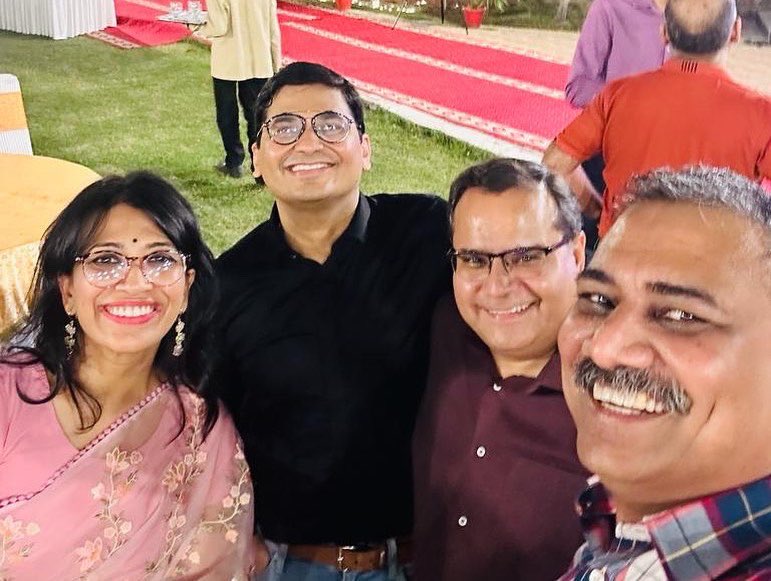 SanyuktaSam1's tweet image. #Friends #Batchmates #Colleagues !!

The 1999 Batch of Civil Services decides to celebrate 24 years of नौकरी, ज़िन्दगी &amp;amp; अटूट दोस्ती !!! 

माँ दुर्गा का आशीर्वाद हम सब पे हमेशा बना रहे 🙏

ये दोस्ती और साथ पूरी ज़िंदगी बनी रहे 💐
