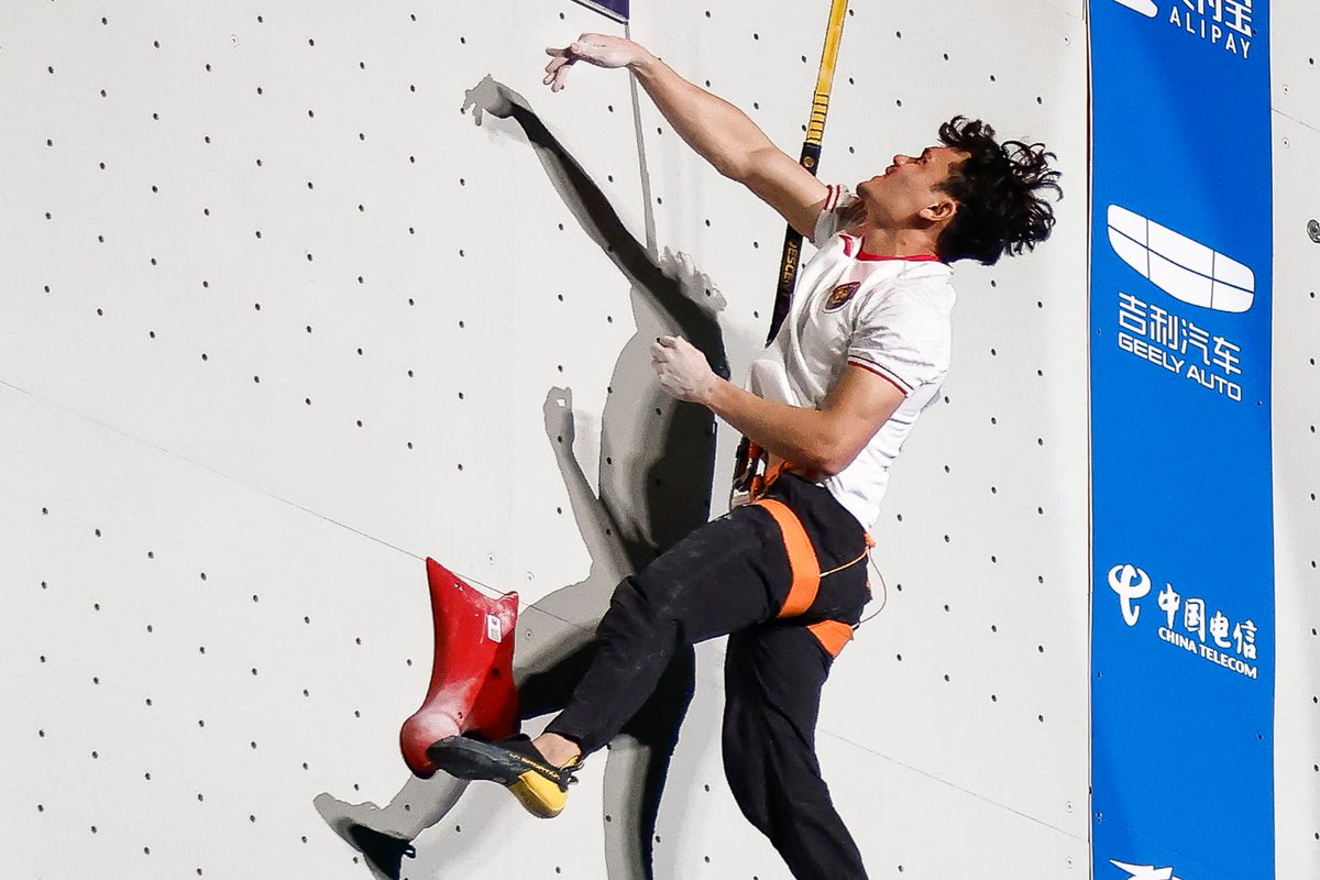 ainurohman's tweet photo. Dengan hasil Asian Games 2022, Indonesia agaknya hanya bisa berharap pada 3 atlet ini untuk meraih emas di Paris 2024.

1. Rahmat Erwin Abdullah, angkat besi kelas 73 kg. Semoga dijauhkan dari cedera. Semoga latihannya berjalan baik, mencatat rekor2 baru dalam latihan. Semoga benar2 dijaga dlm gizi dan nutrisi.

2. Desak Made Rita Kusuma Dewi, speed climbing.
Semoga tetap fokus, terus menggeber kecepatan dgn target mengalahkan pemegang rekor dunia Alexandra Misorlaw 🇵🇱. Juga mengantisipasi kekuatan berbahaya lain yakni Natalia Kalucka 🇵🇱 dan Deng Lijuan🇨🇳.

3. Veddriq Leonardo, speed climbing.
Sebagai pemegang rekor dunia, Veddriq masih menjadi yg tercepat di dunia saat ini. Catatan waktunya di Asian Games 2022 juga masih yg terbaik, satu2nya climber yg mampu mencapai di bawah 5 detik

Tetapi Veddriq harus meningkatkan konsentrasi, fokus, dan berusaha keras utk tdk melakukan kesalahan sedikitpun dalam momen2 krusial. Harapan masih besar. 

----
Melihat catatan prestasinya, posisi bulu tangkis saat ini sudah tak lagi menjadi tulang punggung Indonesia utk meraih emas di Paris 2024.

Tidak usah lagi omong besar soal target yg terbukti berkali2 gagal dipenuhi. Kerja serius saja pada pembenahan fisik dan mental. Tanpa melupakan teknik dan pemberian nutirisi yg baik pd atlet.

Atau bisa juga melakukan langkah2 drastis dgn menggelar staycamp yg jauh dr Jakarta spt yg dilakukan Owi/Butet jelang Rio 2016. 

Dgn tdk adanya target2 muluk, mungkin para atlet bisa bertarung dgn lebih lepas. Pikiran menjadi lebih jernih. Mungkin saja mampu menciptakan kejutan emas. Siapa tahu...  

📷: NOC Indonesia