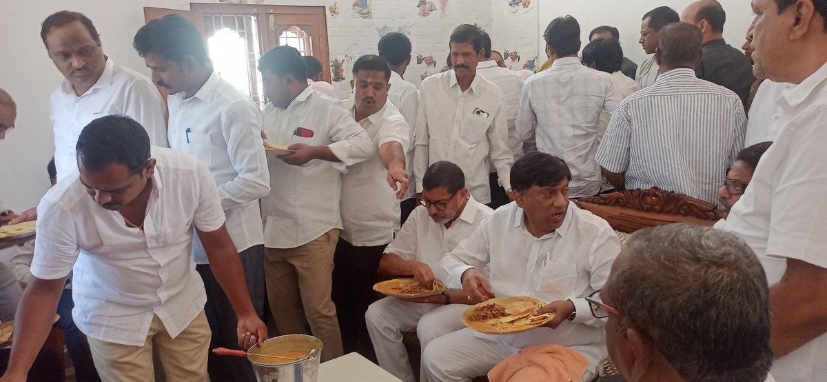 BandiAdarsh2's tweet photo. రాజన్న సిరిసిల్ల జిల్లా ముస్తాబాద్ మండలం మద్ధికుంట గ్రామంలో పలు అభివృధి కార్యక్రమాల ప్రారంభోత్సవంలో ��ాగంగా  జనగామ శరత్ రావు గారి ఇంటికి చేరుకుని బ్రేక్ ఫాస్ట్ చేస్తున్న రాష్ట్ర ప్రణాళికా సంఘం ఉపాధ్యక్షులు బోయినిపల్లి వినోద్ కుమార్ గారు మరియు కొండూరు రవీందర్ రావు 
@JSharathrao https://t.co/1YzaqrHATg
