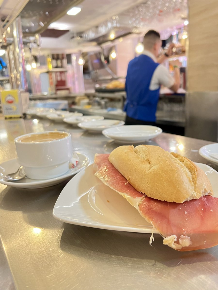 takayukee_vamos's tweet photo. 【旅の記録】朝食がてら、朝のマドリード市内を散歩しました。
#マドリード #スペイン #バル #生ハム #サンドイッチ #チョコレート #チュロス #朝ごはん #朝食 #散歩 #Madrid #Spain #bar #bocadillo #jamon #chocolate #churos #breakfast #España #desayuno #museodeljamon #sangines https://t.co/XG3yoc8Hvo