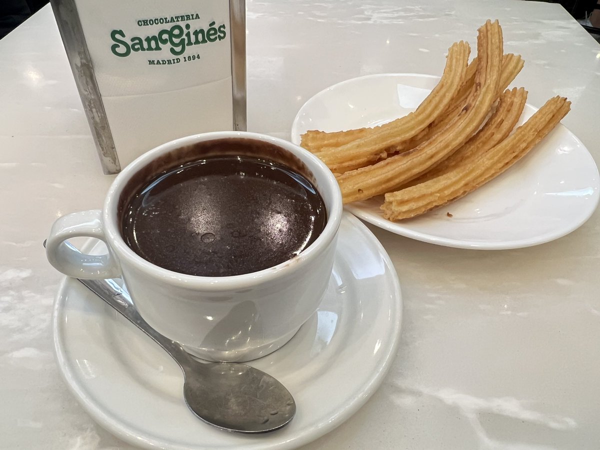 takayukee_vamos's tweet photo. 【旅の記録】朝食がてら、朝のマドリード市内を散歩しました。
#マドリード #スペイン #バル #生ハム #サンドイッチ #チョコレート #チュロス #朝ごはん #朝食 #散歩 #Madrid #Spain #bar #bocadillo #jamon #chocolate #churos #breakfast #España #desayuno #museodeljamon #sangines https://t.co/XG3yoc8Hvo