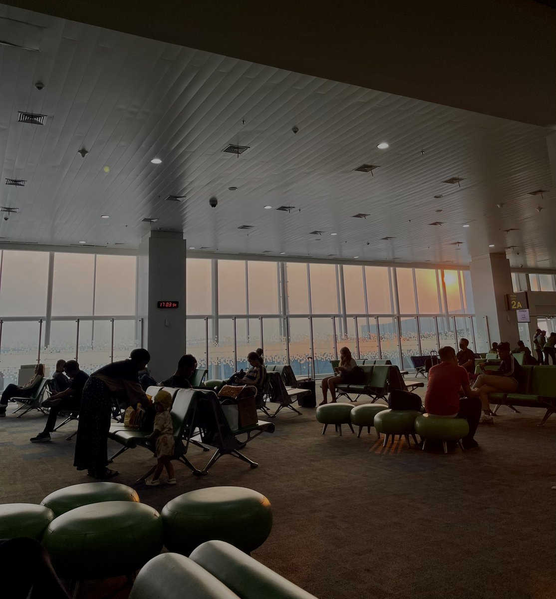 Lagi di Airport. Di depan aku ada satu rombongan keluarga gitu. Terlihat sangat harmonis, anak perempuannya nyuapin bapaknya, si Ibu sibuk rapihin tas bawaannya. Anak yg satunya lagi bilang gini ke Ibunya, “mah, nyampe Jakarta mau langsung dinner di …”

Aku dalam hati:
“Dammmnn,