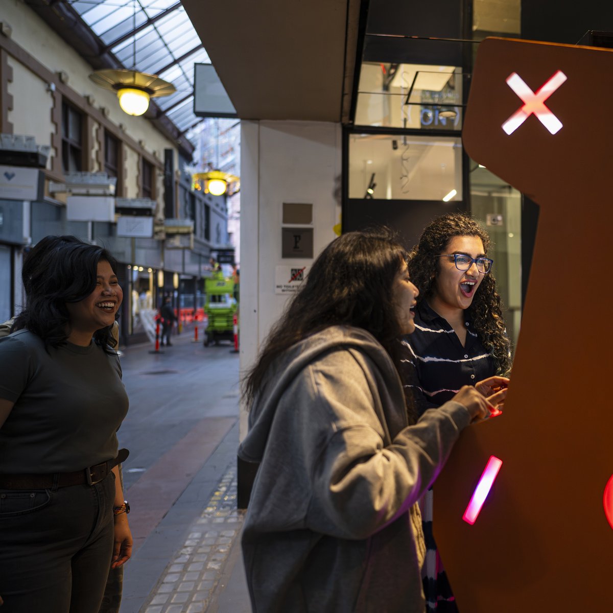 PlayableMelb's tweet photo. PLAY CAPITOL ARCADE #migw23 🕹👾🍛
113 Swanston St, Melbourne
Daily 10am-8pm

10-in-1
Take a moment to enjoy games made for a street arcade.
驻足体验专为街头设计的的游戏街机。

@whatsonmelb
@creative_vic https://t.co/Zm7Iv0ztZs