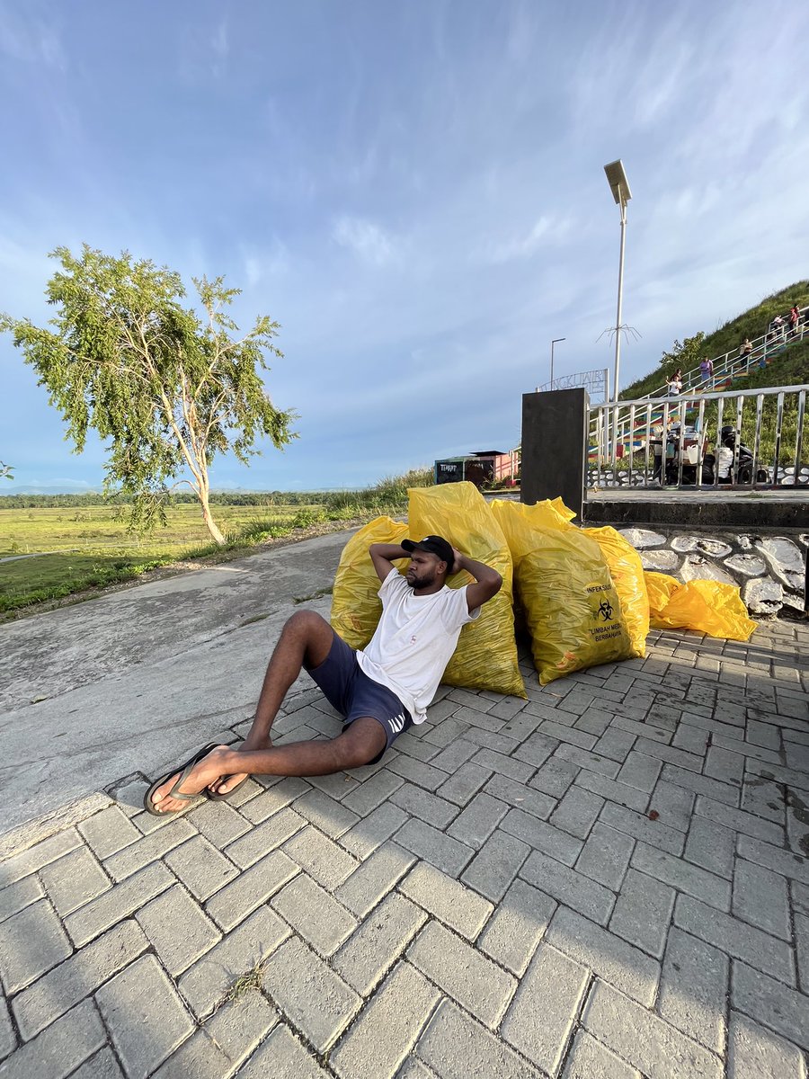 dipfano's tweet photo. Habis selesai bersih-bersih sampahnya beberapa orang-orang yang berkunjung ke Bukit Tungkuwiri (Teletubies) - Sentani 
-
Liburan elit peduli sampah sendiri syulit heheheh :) https://t.co/rpWOKSoim3