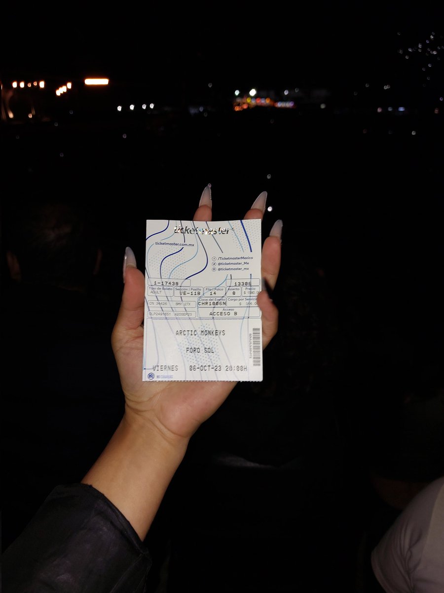 artssily's tweet photo. si un día tienen la oportunidad de ir a ver a Arctic monkeys, en serio vayan.
ALEX TURNER en vivo es de lo más increíble. 
tqm artimoki. ⚡️❤️‍🔥 https://t.co/bvkRAO03on