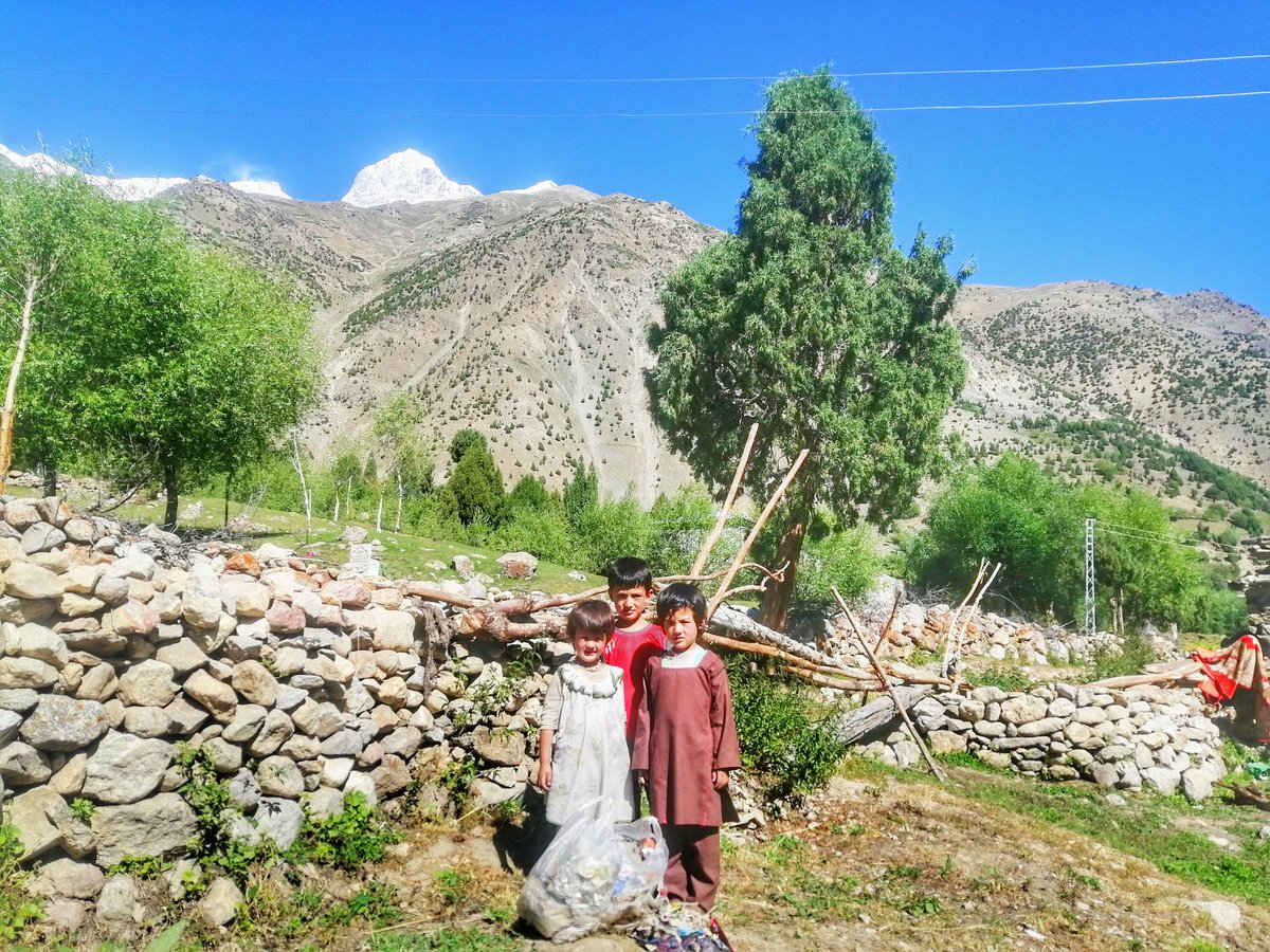 sajidrazaali's tweet photo. GM universe 🤗 Have a nice weekend everyone 🙏
"My planet my responsibility." Having a cleanliness drive is always fulfilling! My neices and nephew are taking part and played their fair role in this drive ❤️👏
#planetearth #clealiness #RupalValley #kidsactivities https://t.co/V9k8kMutAN