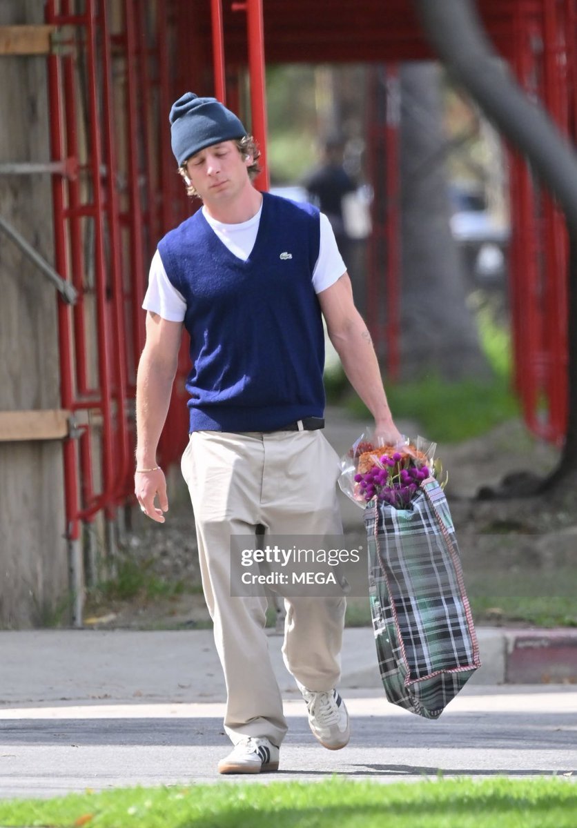 jawrchive's tweet photo. 📸 | jeremy allen white out in los angeles last sunday https://t.co/lrw5n1wq39