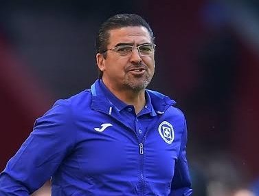 <a href="/CruzAzul/">CRUZ AZUL</a> Estuvo como auxiliar de Jemez, Caixinha, Siboldi, Reynoso, el Tuca/Vázquez y no les aprendió una chingada. 

Me queda claro que al títere de Moreno lo han mantenido en Cruz Azul solo para que les pase el chisme del vestidor a la directiva en turno.