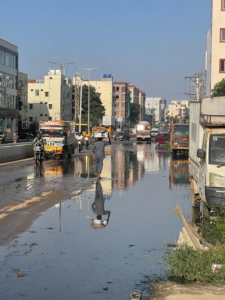 JArthimalla's tweet photo. Developments aside, we ae Tellapur residents always seeing drain water stagnant issue during rainy season.. In fact even it small shower lot of rain water getting stagnant on our developed new roads... Please find  Location Tellapur sbi bank/sadhana infinity international school https://t.co/cqme0PxmyC