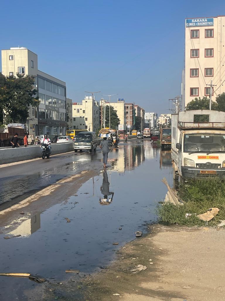 JArthimalla's tweet photo. Developments aside, we ae Tellapur residents always seeing drain water stagnant issue during rainy season.. In fact even it small shower lot of rain water getting stagnant on our developed new roads... Please find  Location Tellapur sbi bank/sadhana infinity international school https://t.co/cqme0PxmyC