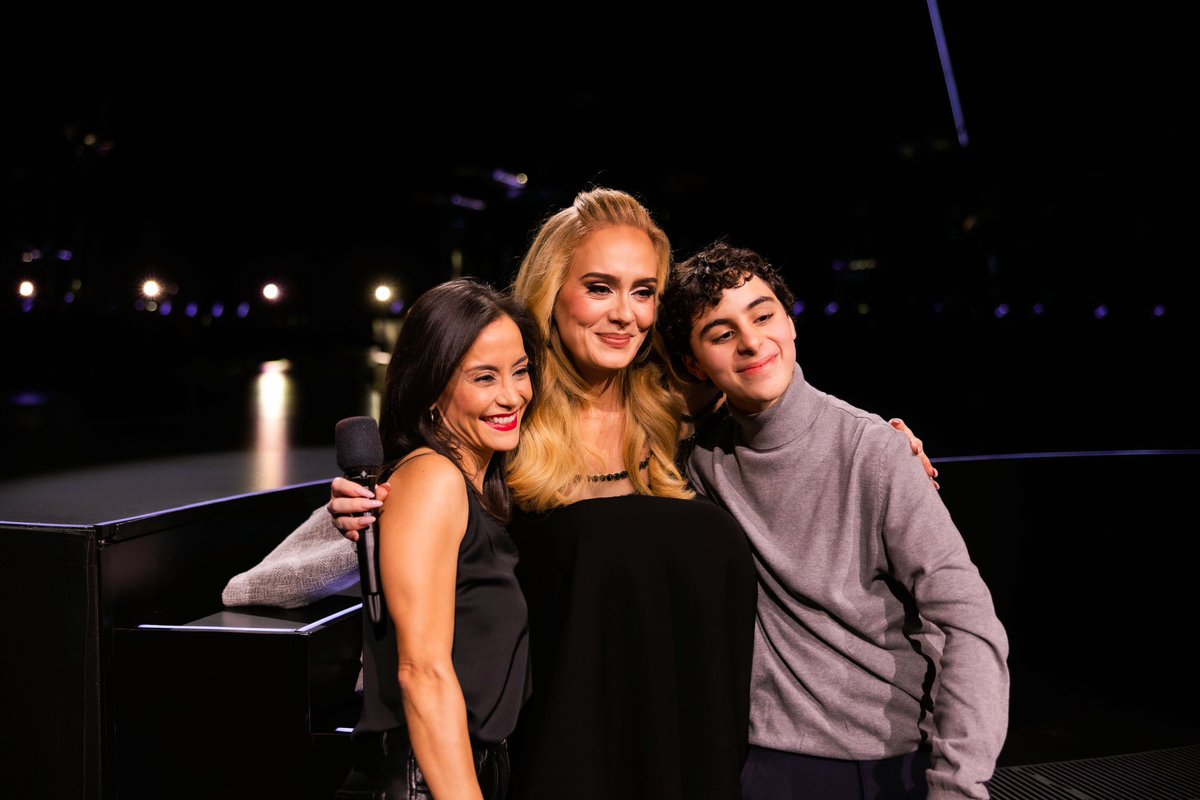 Adele's tweet photo. Weekend 30 https://t.co/avPEJuWOyS