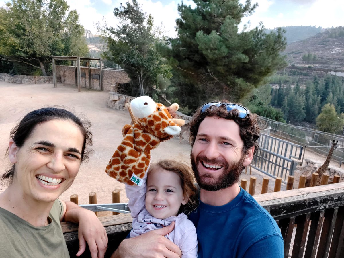 חשוב חשוב חשוב בבקשה שתפו.
אתמול משפחת גת (מצורפת תמונה) נחטפה מקיבוץ בארי.
אלון והבת הצליחו לברוח מהרכב וחזרו לקיבוץ
המידע האחרון על ירדן היה שעצרה לנסות להתחבא עוד לפני ולא ידוע אם נתפסה או נמצאה. נודה על כל הפצה לכוחות באזור או מישהו שיוכל לסייע בחיפוש.