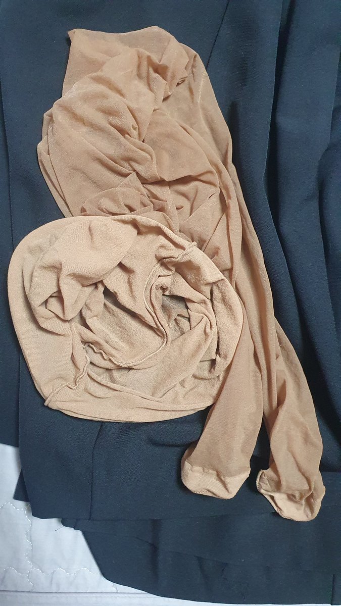 40대 중반에 다가오니 
결혼식보다는 장례식이 더 자주 있다는거 공감하실텐데요,
오늘은 모처럼 결혼식에 다녀왔어요.

날씨가 선선한 계절이라 그런지
스타킹에 스커트, 힐 조합의
하객들이 많아서 눈이 즐겁더라구요😊

그런 의미로 아내가 예식장에서 돌아와서
벗어둔 스타킹 한장😘😘