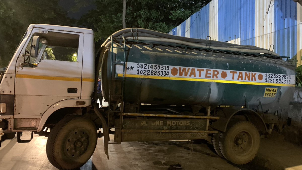 vikramghosh22's tweet photo. This is in front of JVPD ground. Water tanker parked for filling water blocking the complete road during peak hour traffic. @MTPHereToHelp @MumbaiPolice @mybmc How have they got the guts to do this?? #juhu #vileparle #Mumbai #andheri #mumbaitraffic #viral https://t.co/V8salySlI6