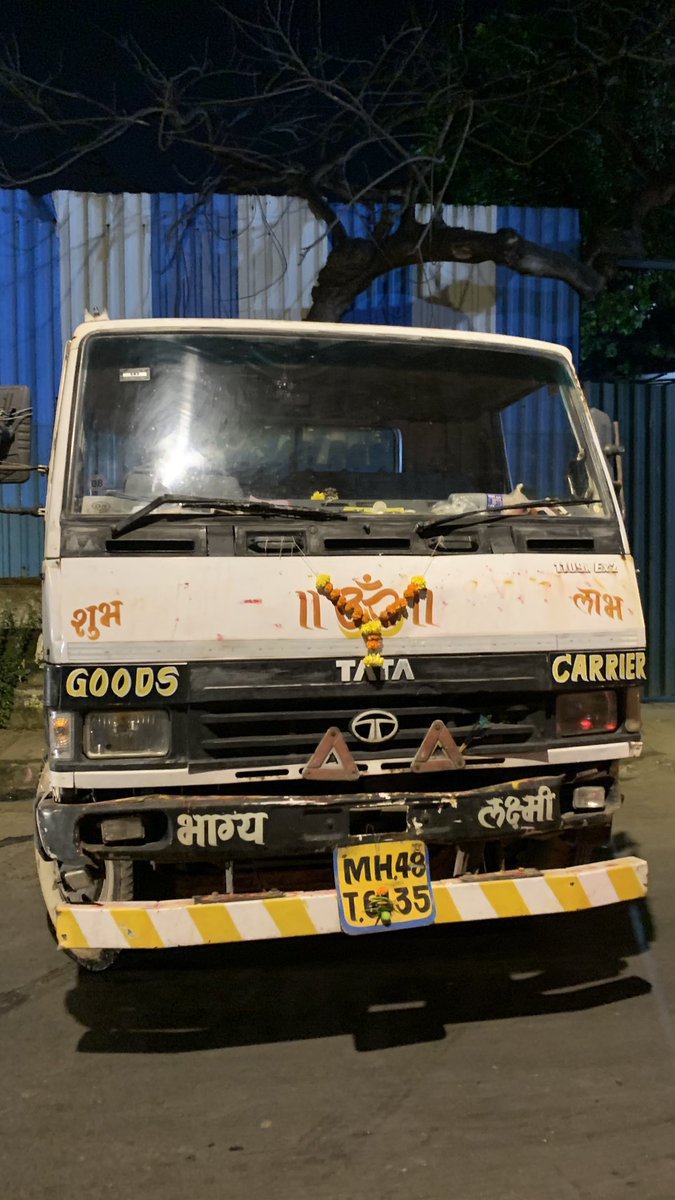vikramghosh22's tweet photo. This is in front of JVPD ground. Water tanker parked for filling water blocking the complete road during peak hour traffic. @MTPHereToHelp @MumbaiPolice @mybmc How have they got the guts to do this?? #juhu #vileparle #Mumbai #andheri #mumbaitraffic #viral https://t.co/V8salySlI6