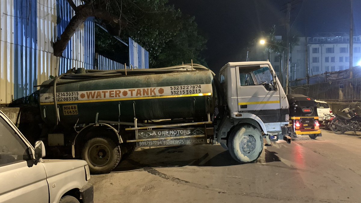 vikramghosh22's tweet photo. This is in front of JVPD ground. Water tanker parked for filling water blocking the complete road during peak hour traffic. @MTPHereToHelp @MumbaiPolice @mybmc How have they got the guts to do this?? #juhu #vileparle #Mumbai #andheri #mumbaitraffic #viral https://t.co/V8salySlI6