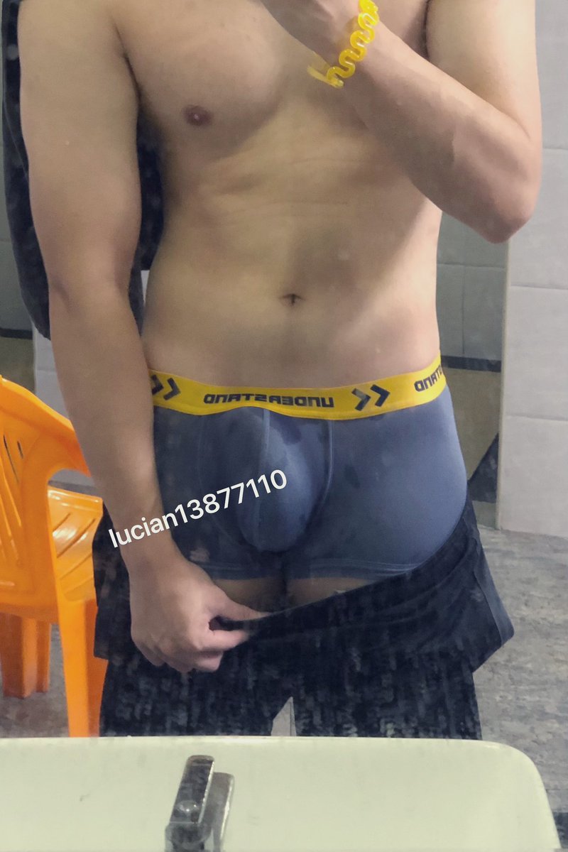 Lucian13877110's tweet photo. 这内��真的太骚包了，今早在学校游泳馆换完衣服，还是忍不住脱裤子拍一下这骚包内裤。 

 #射内裤 #三角裤 #射精 #精液内裤 #原味内裤 #内裤控 #cumrag #cumunderwear #遗精 #直男内裤 https://t.co/fgfHpwMiU8