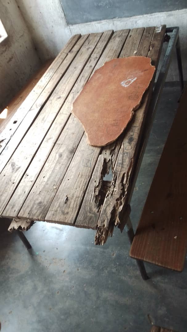 CliffordHlatyw1's tweet photo. My heart bleeds!
This is Chisumbanje primary sch in ward 30 of Chipinge South. No furniture in classrooms, no toilets for pupils, it was worse when grade 7s were seating for their exams

There is cholera outbreak in the area
State resources are going in other people’s own pockets https://t.co/NrifxL82He