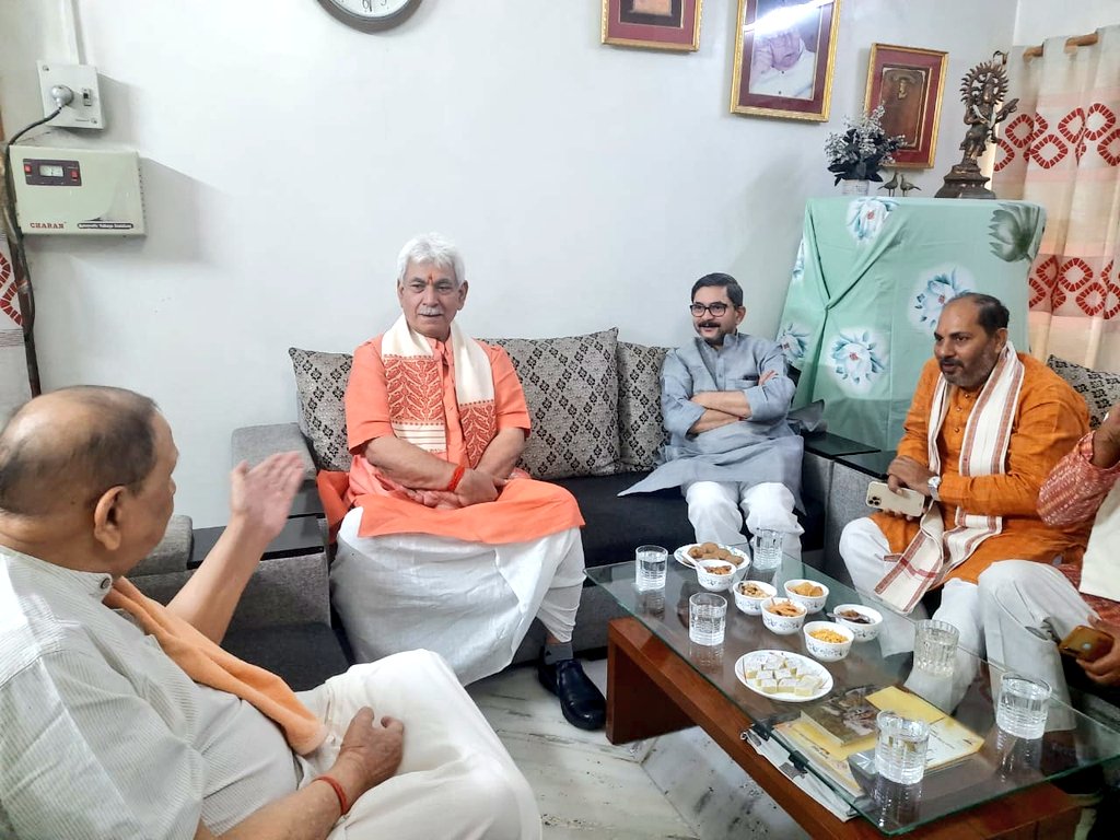 जम्मू कश्मीर के माननीय उपराज्यपाल श्री <a href="/manojsinha_/">Manoj Sinha</a> जी ने आज सुबह वरिष्ठ और ख्यातिलब्ध पत्रकार श्री अच्युतानंद मिश्र जी से उनके पत्रकारपुरम लखनऊ स्थित आवास पर भेंट कर उनका कुशल क्षेम जाना। उनके साथ पूर्व मंत्री विजय मिश्र व उपेंद्र तिवारी भी उपस्थित रहें।