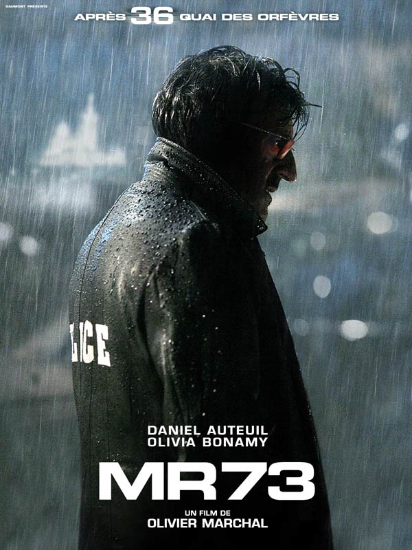 merlinpapin3's tweet photo. .@FredOL69007 .@tbarnaud #WatchingClassicsChallenge2023 Octobre  (Marseille )  avec le film (redécouverte) #MR73 de Olivier Marchal (2008) avec Daniel Auteuil Olivia Bonamy Catherine Marchal Francis Renaud Gérard Laroche Guy Lecluyse Philippe Nahon Moussa Maaskri Clémeny Michu Louise Monot Maxim Nucci Gabriel le Doz Grégory Gadebois

Schneider est un flic marseillais, devenu alcoolique après un accident de voiture à la suite duquel sa fille est morte et son épouse est devenue tétraplégique. Depuis, il survit en bénéficiant du soutien de moins en moins évident de sa supérieure. L'ambiance avec certains de ses collègues est des plus complexes. Quand il parvient à résoudre quelques enquêtes, les catastrophes vont de pair. Un meurtrier sanguinaire qu'il avait arrêté vingt-cinq ans auparavant est libéré...

Un Polar bien noir comme sait faire l’ancien flic qu’était Olivier Marchal qui comme on dit connait la maison , ses codes , ses interdits , ce qui donne une âme supplémentaire au film , avec cette descente en enfer de l’Inspecteur Schneider (Auteuil) qui sombre dans les interdits dont l’alcool ce qui lui fera faire des erreurs mais son passé joue pour et contre lui dans un gouffre de problèmes
Formidable Daniel Auteuil qui campe ce flic au fond du trou mais également Catherine Marchal (comme toujours) qui joue sa supérieure qui va le couvrir et puis le duo fidèle de Marchal les formidables Gérard Laroche et Francis Renaud
Un bon polar poisseux et terrifiant