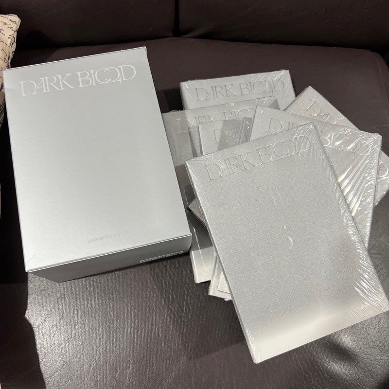 WTS/LFB
DARK BLOOD PHOTOBOOK + ENGENE VERSION

shope.ee/5pgaDkmihj

💗 restocked !! last restock
💗 on hand and ready to ship
💗 official
💗 random/can choose member for engene version
💗 please see the description for more details

#DARKBLOOD #ENHYPEN #BITEME