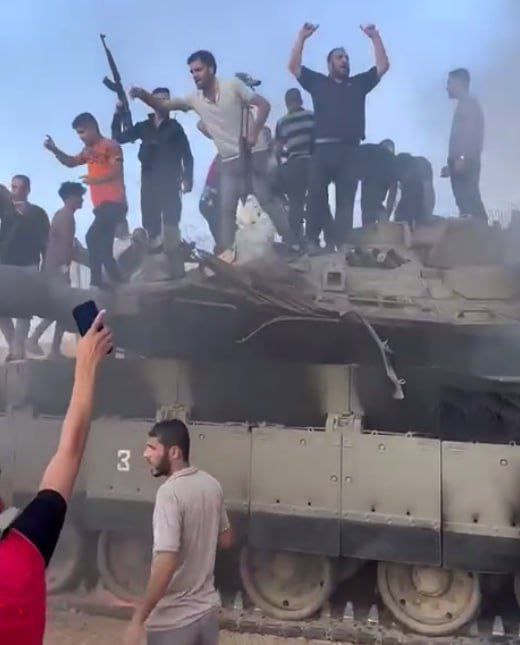 siadevinci's tweet photo. Vita vya Israeli na Palestina (hali ya asubuhi ya 08.10.23) .

✍IDF haijaweza kutimiza ahadi zake za kusafisha maeneo yote yaliyotekwa na adui usiku. Ufagiaji unaendelea.
✍ Mapigano makali yameanza upande wa mpaka wa israel na lebanon.
✍Ndege zisizojulikana zimeingia kwenye anga ya israel.
✍Inadaiwa mpaka sasa zaidi ya wanajesh+ rais wa israel 200 wameuwawa huku majeruhi kuwa zaidi ya 1500.
✍ Israel imedai kushambulia malengo 10 katika ukanda wa Gaza waliodai na maeneo ya vikundi vya Hamas.

Lakini jambo muhimu zaidi ni kwamba tangu jana, raia wa Israeli wameacha kujihisi salama na wameacha kuamini kwamba jeshi lao litawalinda kwa njia yoyote. Na huu ni ukweli mwingine ambao nchi italazimika kuishi nao sasa.

Haijalishi ni jinsi gani Israeli italipa kisasi sasa, haijalishi inafanya nini, haijalishi inapiga kikatili kiasi gani kujibu, jambo baya zaidi kwa serikali ya Israeli tayari limetokea. Ile taswira ya kutoshindwa kwa IDF na kuwepo kila mahali kwa huduma za kijasusi za Israeli imetikiswa siku ya Jana.