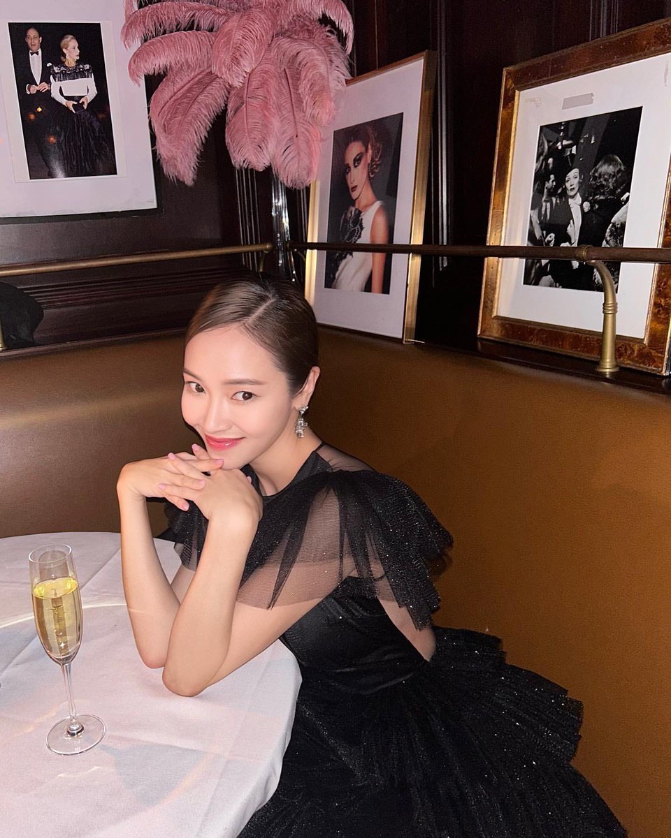 [ Jessica Stagram ] | 10.08.2023

When the clock strikes🖤🕰️🌙✨
-
👗 @ andrewkwon_official 
💇🏻‍♀️ @ sky.kxm

🔗 instagram.com/p/CyIFYp2PYip/…
-
#JessicaJung #Jessica #제시카 #정수연 #Goldenstars #GoldenstarsTH - 1/2