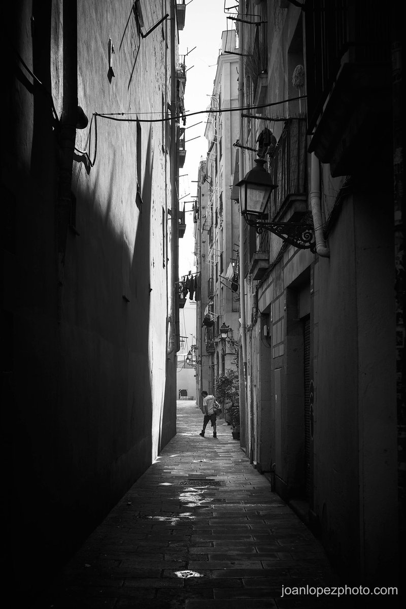 joanlopezphoto's tweet photo. #Deadend #alley
๐ธ Fujifilm X-T4
๐ท Fujinon XF 16-55mm F2.8 R LM WR
โ๏ธ Distance 24.2 mm - ISO 160 - f/4.0 - Shutter 1/320
#barcelona #city #street #deadendalley #streets #streetphotography #streetphotographer #urban #urbanphotography #balconies #lanterns #clotheslines #dryingclothes #storytelling #storytellingphotography #blackandwhite #blackandwhitephotography #photographer #photography #capturestreets #ourstreets #urbanstreetphotogallery #captureonepro #fujifilm #fujifilm_xseries #fujifilmxt4 #fujixt4 #xt4