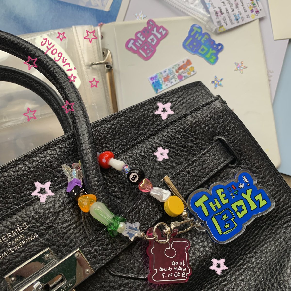 trosoki's tweet photo. 🅿️aKeTT ku hari iniii 📮keychain ThE bOyZ yg LUCUU warna warni!! look at the beads and stickieess <3 best buy gue #gemey 🥬🍄🌟🎲🎱 https://t.co/oFe1YaeMpB