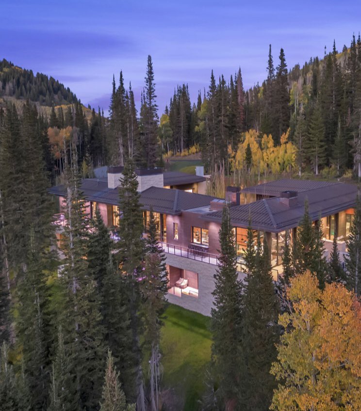 Ski paradise in Park City. True ski in ski out access means you're actually skiing to and from the accommodation.
lnkd.in/gfaMBKEQ 
#summitluxuryvactions <a href="/summit_luxury/">Summit Luxury Vacations</a>