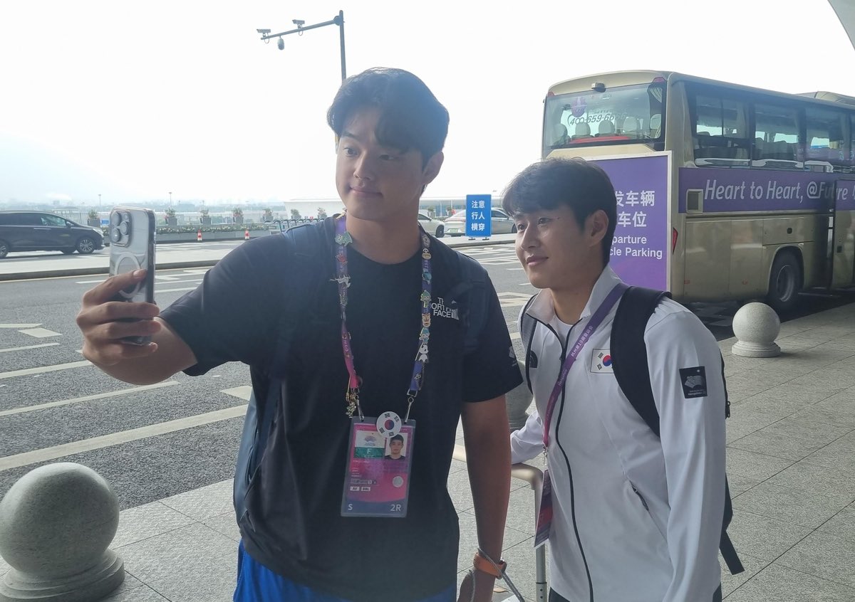 [아시안게임] 축구 이강인·야구 문동주, 에이스 의기투합 "정말 축하해"

ㅁㅊ 문동주 이강인 만남