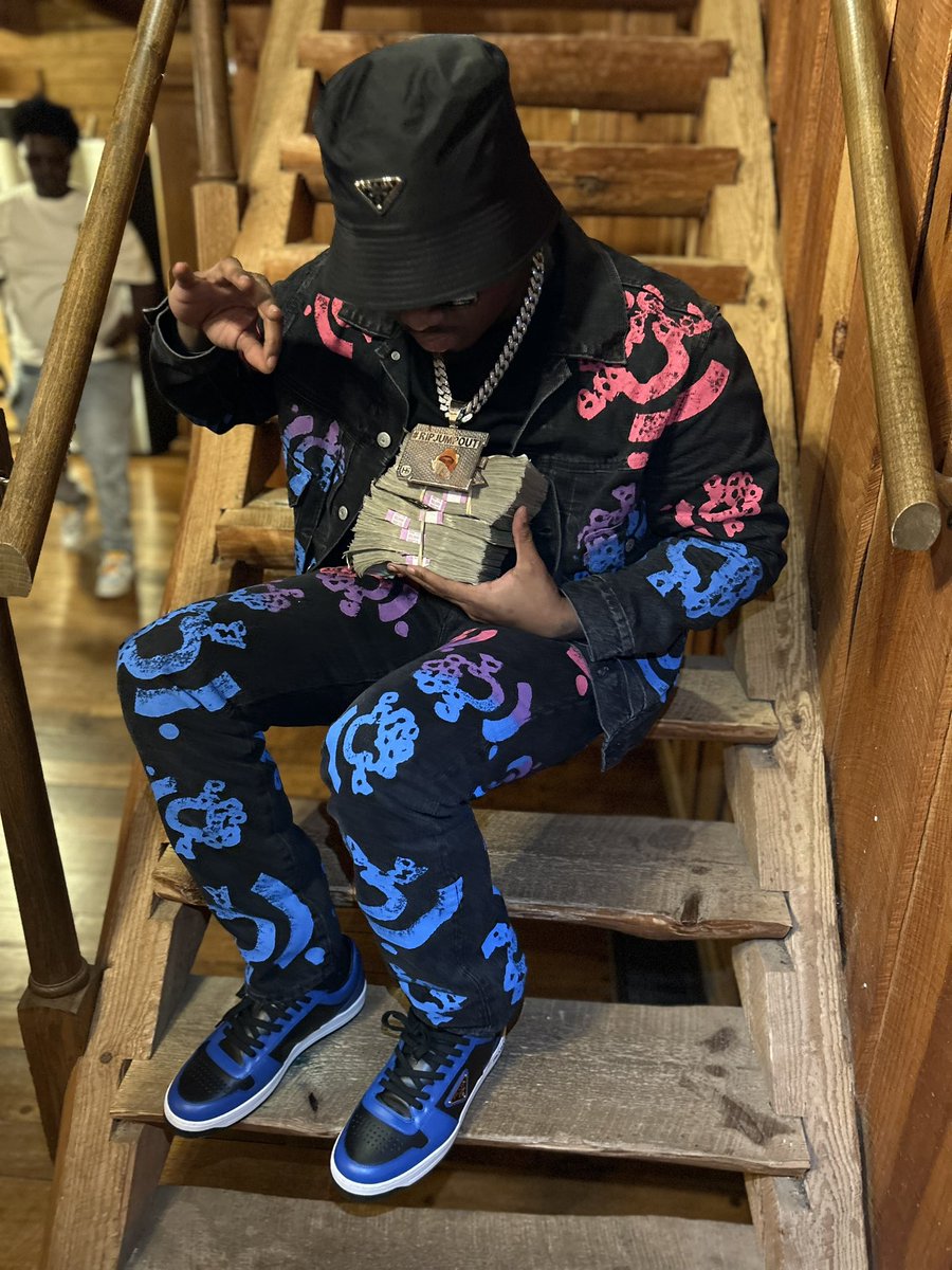RealRichIzzo's tweet photo. RIP MB I SHEDDED TEARS DEN WENT N JUMPOUT IN MY DENIM #RIPJUMPOUT https://t.co/1YKx48qHyC