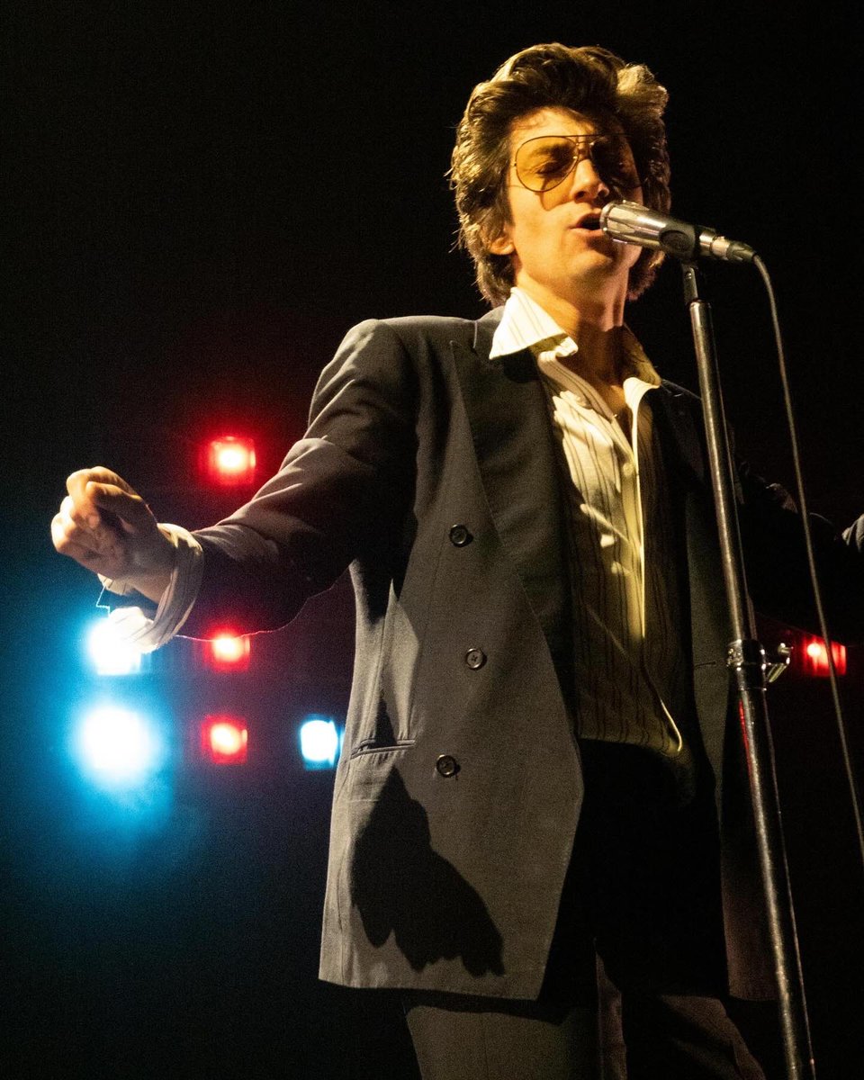 hjbaker_'s tweet photo. Took some pics of an indie band called Arctic Monkeys in LA last weekend, you’ve probably never heard of them… 

#arcticmonkeys https://t.co/Ri0heHSZyd