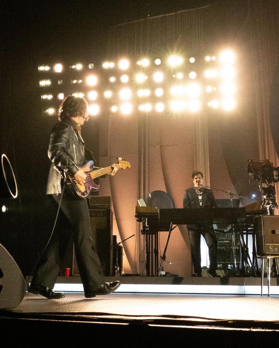 hjbaker_'s tweet photo. Took some pics of an indie band called Arctic Monkeys in LA last weekend, you’ve probably never heard of them… 

#arcticmonkeys https://t.co/Ri0heHSZyd