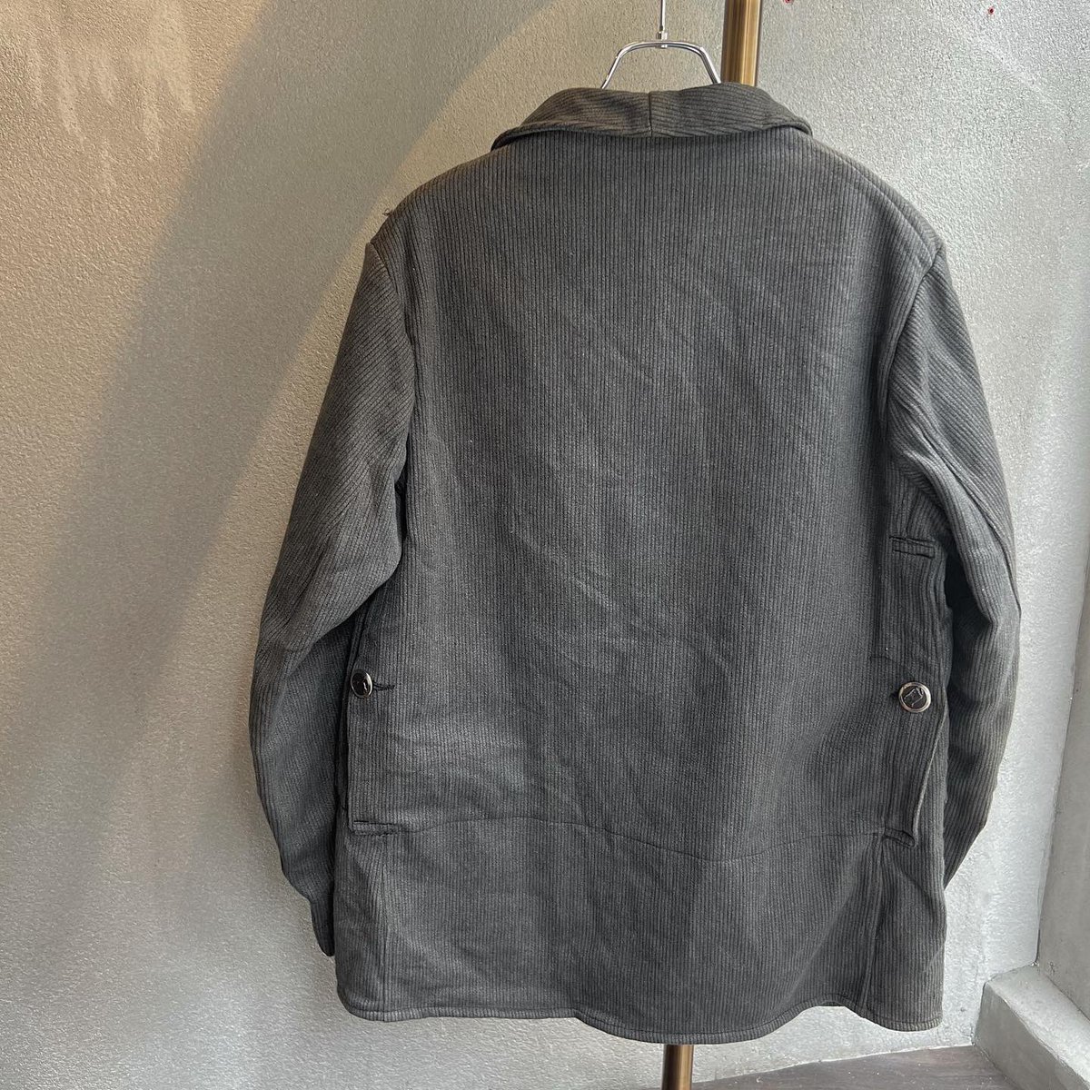 🏷barbecue bleue
cotton pique huntingjacket

 50sのFrenchvintageの
ハンティングジャケットです。

コットンピケとはうき出し織りともいわれ、凹凸のある生地です。

ハンティング特有のメタルボタンもあり、細かいディテールが目を引きます。

型崩れもあまりなく状態もかなり良いです。