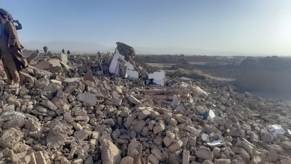 IOMAfghanistan's tweet photo. Hundreds of people were injured following a devastating #earthquake in #Herat 

Many families are now in need of urgent support after their homes were destroyed.

Our teams are on the ground with members of the community to assess damages, &amp; help those affected.

#HeratEarthquake https://t.co/Y6EspGivYj