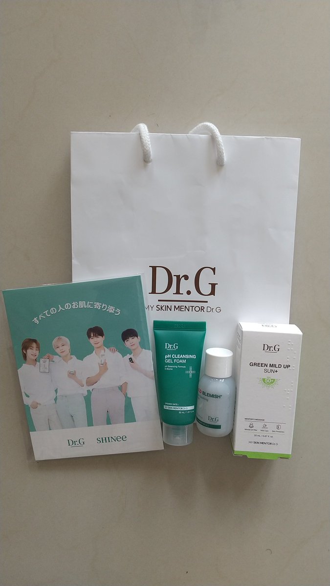 gerbera1187's tweet photo. Dr.Gのパネルやっと出会えた😆
オニュさんもいる😍
写真も撮ってもらえると思わなかった😆
インスタフォローして、ルーレット回して、サンプル頂きました😄
#SHINee
#HARD8
#オニュ
#ONEW
#DrG
#SHINee_WORLD_VI_PERFECT_ILLUMINATION
#SHINee_WORLD_VI_IN_JAPAN https://t.co/2JWa6NFy5Q