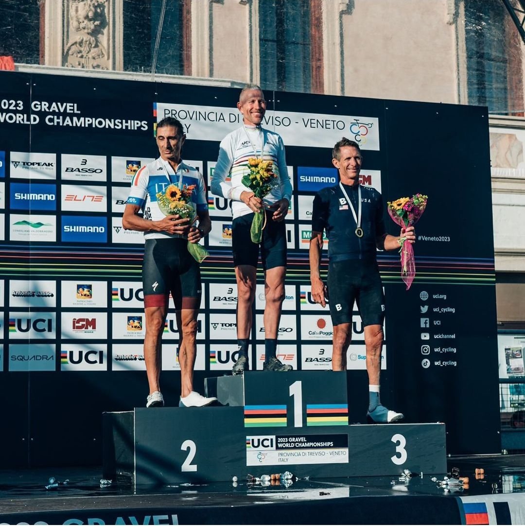 LaurentBrochard's tweet photo. On rajoute une ligne sur le palmarès...26 ans plus tard.
🌈 Champion du Monde Gravel - Pieve di Soligo .
#ucigravelworldchampionship
#gravel
#grinder
#ChampionnatDuMondeDeGravel
#cyclisme #wishone #racinggrit https://t.co/Lffmn0978l