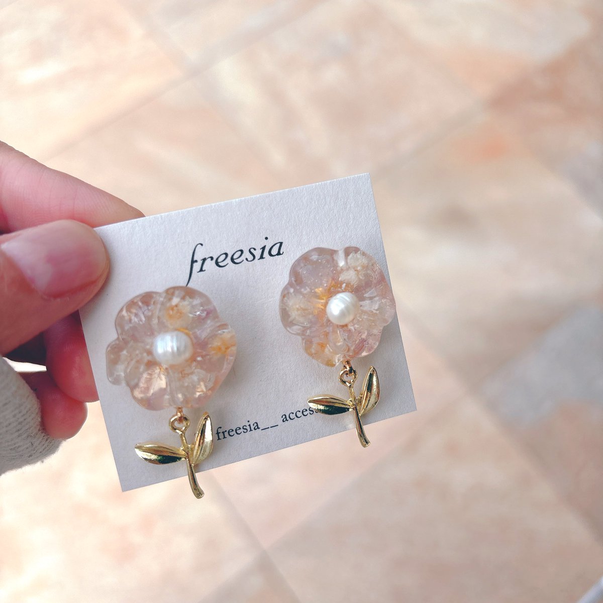 freesiaa_02's tweet photo. 葉っぱゆらゆらお花のイヤリングorピアス🌸🌸
このお花のイヤリング一つで可愛いが完成🩷
minneにて販売中です♪

https://t.co/cRHZOqiNKS
#お花のアクセサリー #レジンアクセサリー https://t.co/kifLg1ccsO