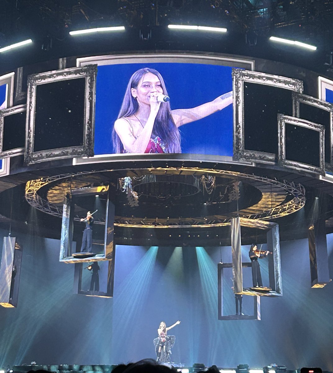 sunlop's tweet photo. พูดถึง #4queenconcert หน่อย เรื่องที่ต้องติคนก็ติไปเยอะแล้วแหละ แล้วก็เห็นด้วยกับทุกคน แต่เรื่องที่ต้องชมเลยคือ สเตจวงกลมสวยมากกกกกกกกกกก สวยสุดๆ อลังการมาก คอนเสิร์ตไทยไม่แพ้ชาติใดในโลกจริงๆแก 😭 https://t.co/ApbwQyLmO8