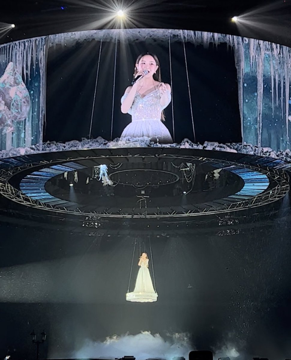 sunlop's tweet photo. พูดถึง #4queenconcert หน่อย เรื่องที่ต้องติคนก็ติไปเยอะแล้วแหละ แล้วก็เห็นด้วยกับทุกคน แต่เรื่องที่ต้องชมเลยคือ สเตจวงกลมสวยมากกกกกกกกกกก สวยสุดๆ อลังการมาก คอนเสิร์ตไทยไม่แพ้ชาติใดในโลกจริงๆแก 😭 https://t.co/ApbwQyLmO8