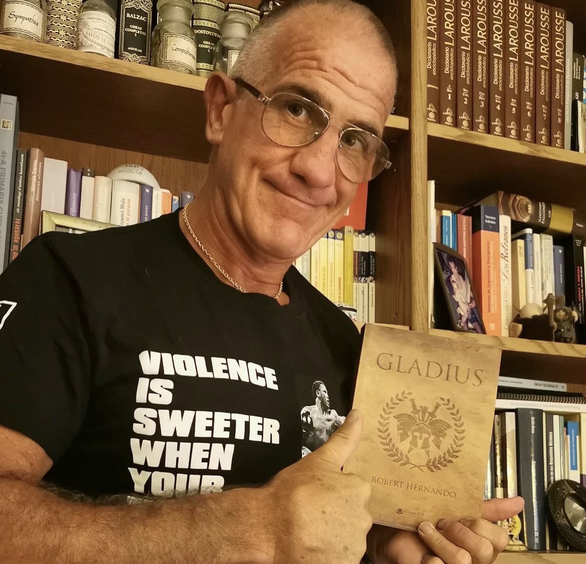 roberthernando's tweet image. No me puedo creer que nos haya dejado Xavi Moya, mito del boxeo, un gran embajador perico, un gladiador, un amigo. Siempre estaba pendiente de mi salud y se leyó todos mis libros, me los pedía siempre de los primeros. Un grande. Descansa en pau amic #rcde