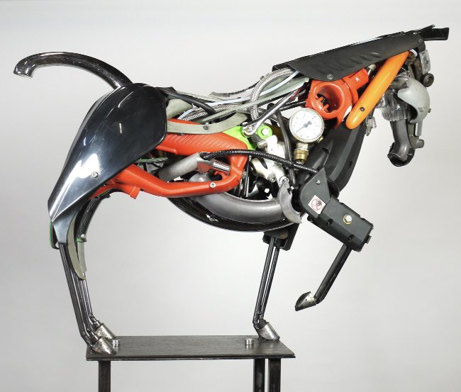 If you’re near the i360 in Brighton in the next couple of weeks check out the art exhibition there. Say hello to me horse! #hubcapcreatures #reycledart #recycledsculpture #i360 #horse