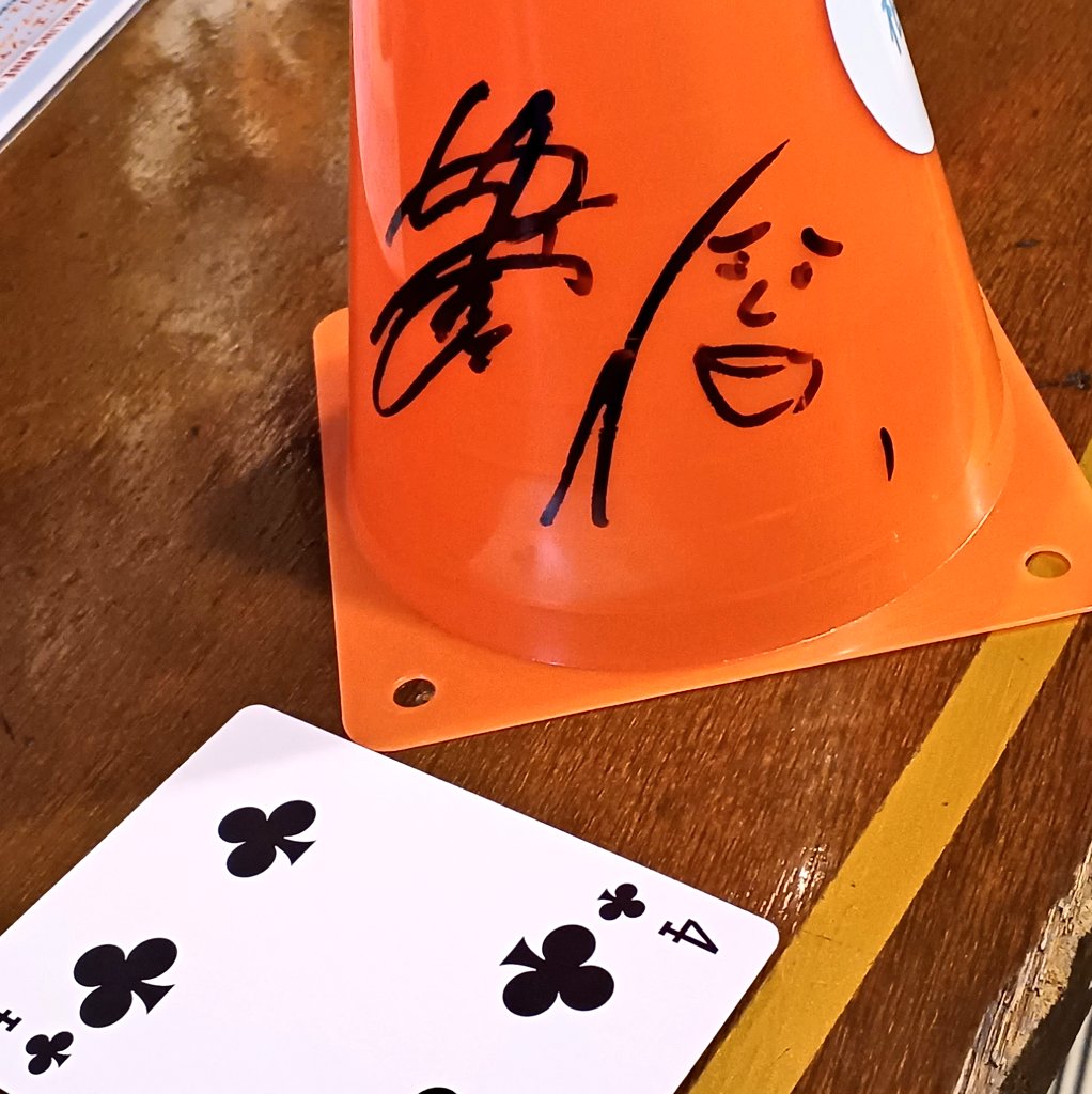 seiya1009's tweet photo. #やしろあずき ケツバット券当たらず、コミケに引続き開示くんにもお母様にも会えず、サイン入り #ぬこー様ちゃん Tシャツ着て来るの忘れて、質問も当てられず、
嗚呼…これが誹謗中傷しちゃう人のマインドなのか…
と思ったけど、お二人のサイン入りカラーコーン当たったから全部救われました(*´∀`) https://t.co/dek0AP3CrT