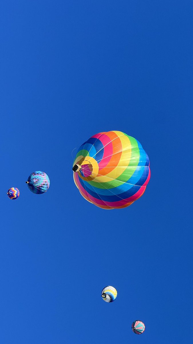 katrina_hucks's tweet photo. A truly beautiful opening morning for @balloonfiesta! #BalloonFiesta #flypenguin #tallsteve #puddles #splash #tico #ivo https://t.co/HishmkSAPF